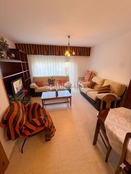 Foto 1826e430-d8a5-4c3d-94d6-f33261d4c3d1. Casa aparellada amb aparcament a Hispanoamérica-Comunidades Valdemoro
