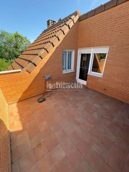 Foto 184f7b35-9091-4f70-a111-8c56e413fbce. Casa aparellada amb aparcament a Hispanoamérica-Comunidades Valdemoro