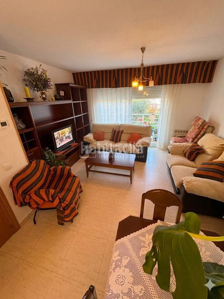 Foto 1b1d8d0d-d7c2-45ec-be66-3050f26fc084. Casa aparellada amb aparcament a Hispanoamérica-Comunidades Valdemoro