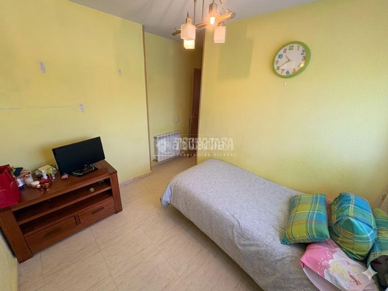 Foto 1c1bf81b-325b-4148-945a-0e9e15e7bc06. Casa aparellada amb aparcament a Hispanoamérica-Comunidades Valdemoro