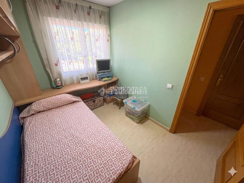 Foto e1ed868d-c1a9-471e-ba6f-7cbf5748454a. Casa aparellada amb aparcament a Hispanoamérica-Comunidades Valdemoro