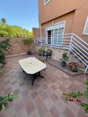 Maison jumelée à Hispanoamérica-Comunidades. Casa en venta en valdemoro