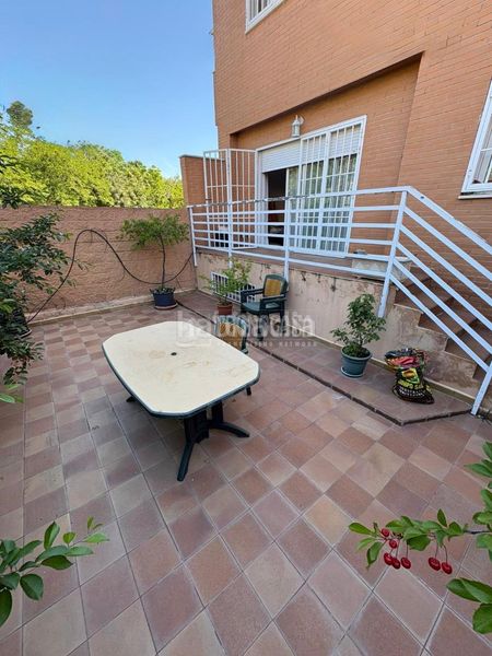 Foto ed29dda2-4472-4e38-ae7c-432cf032c922. Casa aparellada amb aparcament a Hispanoamérica-Comunidades Valdemoro