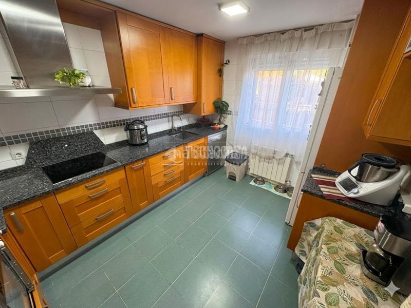 Foto ff436cb7-b4bc-4d46-a41c-2175fb8b7add. Casa aparellada amb aparcament a Hispanoamérica-Comunidades Valdemoro