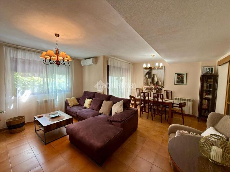 Foto f504396b-bb22-4355-b342-96c6eb56e7e9. Casa amb aparcament piscina a Hispanoamérica-Comunidades Valdemoro