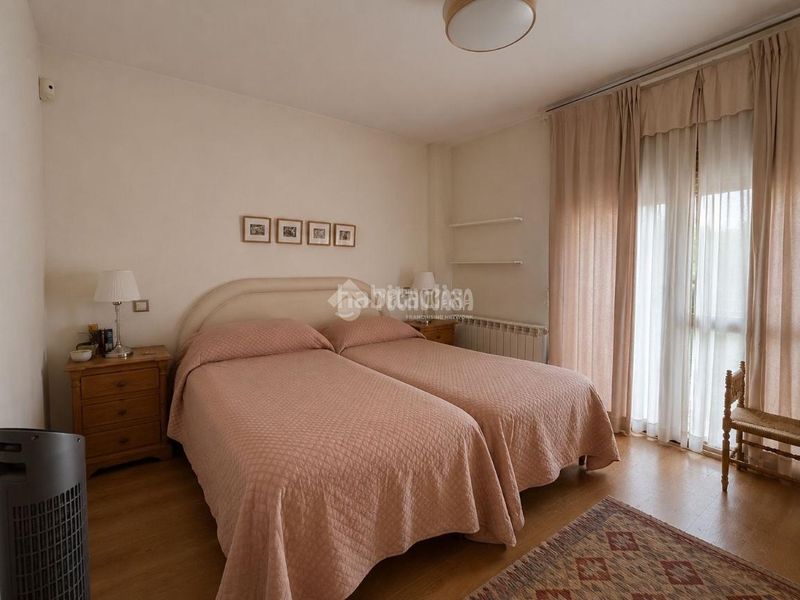 Foto 02f6a9b0-5809-430a-9cbe-cf71a803daeb. Casa aparellada amb calefacció aparcament a Villanueva de la Cañada Villanueva de la Cañada