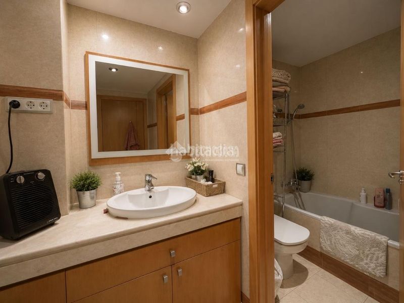 Foto 5454535a-e397-44c8-ba9c-c06663708491. Casa aparellada amb calefacció aparcament a Villanueva de la Cañada Villanueva de la Cañada
