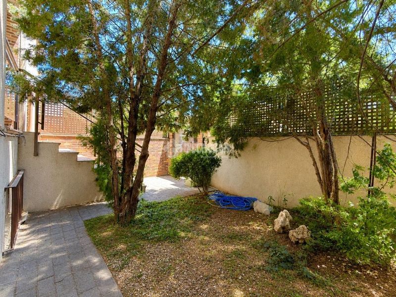 Foto 6793e342-15ee-4b95-89a3-01452620f5f7. Casa aparellada amb calefacció aparcament a Villanueva de la Cañada Villanueva de la Cañada
