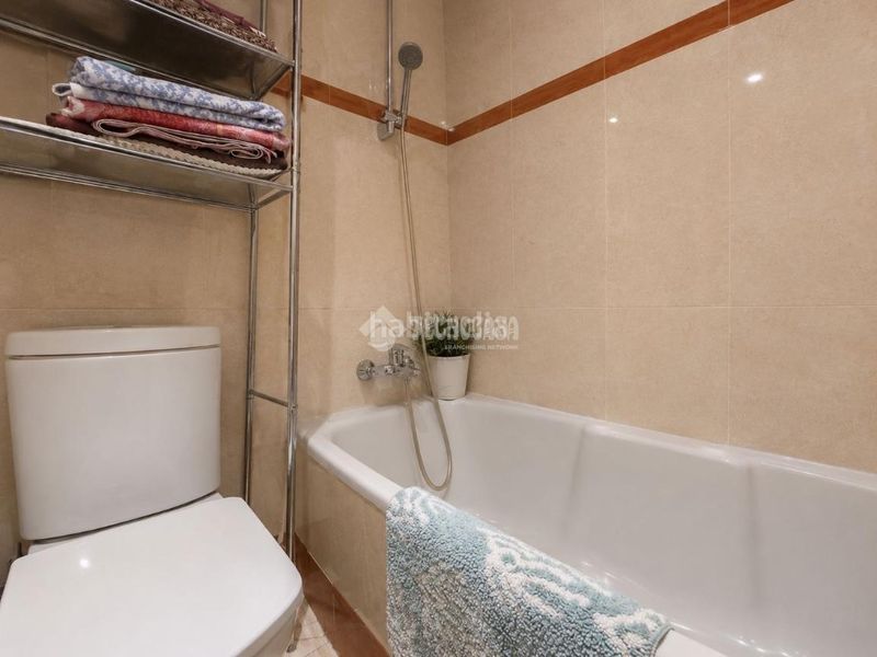 Foto e724be2a-b0b4-41c5-852c-58c7e50c7e98. Casa aparellada amb calefacció aparcament a Villanueva de la Cañada Villanueva de la Cañada