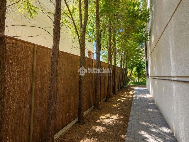 Foto f3d34d0e-a83f-43c5-a051-9c57dfb1912f. Casa aparellada amb calefacció aparcament a Villanueva de la Cañada Villanueva de la Cañada