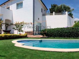 Chalet dans Sant Cebri de Vallalta. Casa independiente con jardn, piscina y luz todo el da en sant