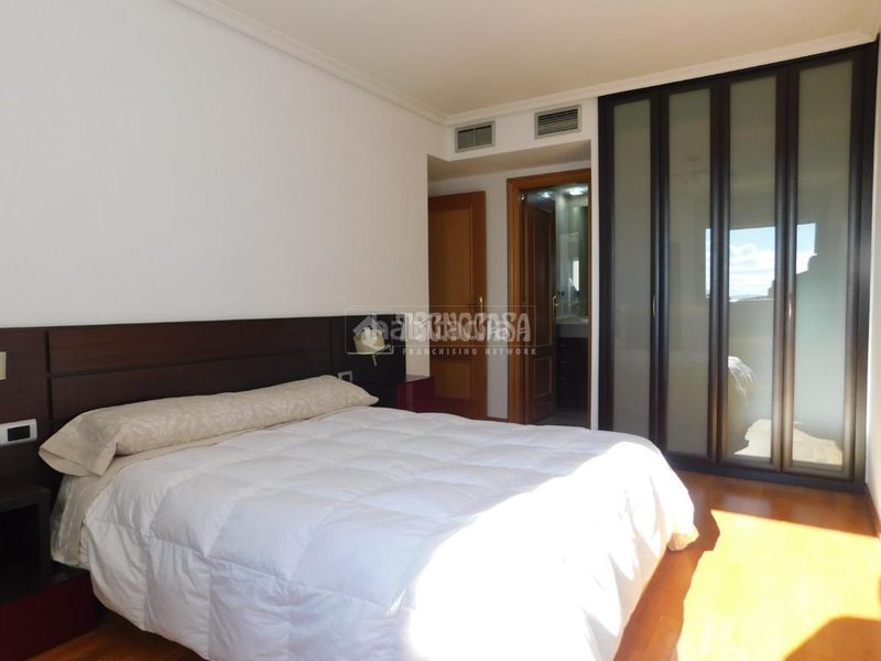 Foto d1109341-03ba-4ce7-af67-6b4138abd0ad. Àtic amb calefacció aparcament piscina a Parque de los Cineastas Zaragoza