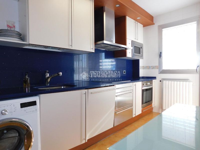 Foto db1b0a78-5d0c-4bbf-9cc7-4246bcc12511. Àtic amb calefacció aparcament piscina a Parque de los Cineastas Zaragoza