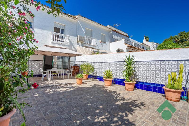 Foto c1b58f80-223e-40e3-ac4d-7039fe79f3a3. Casa aparellada amb piscina a San García Algeciras