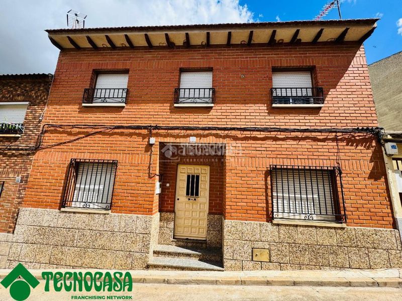 Foto b9ea004a-32cf-4445-aec5-2d7ebbc74e99. Casa aparellada a Navalmorales (Los)