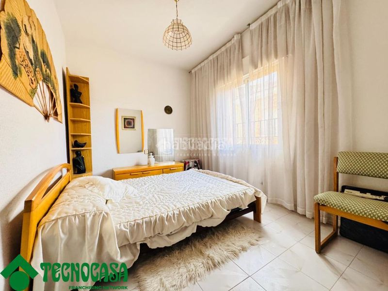 Foto d416db6e-820f-4895-93cb-d2ca6c2c51de. Casa aparellada a Navalmorales (Los)