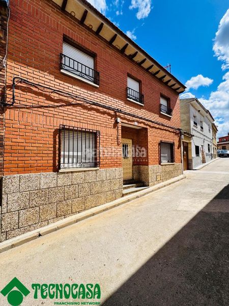 Foto fb606a10-c4f6-4135-b574-97156f5855df. Casa aparellada a Navalmorales (Los)