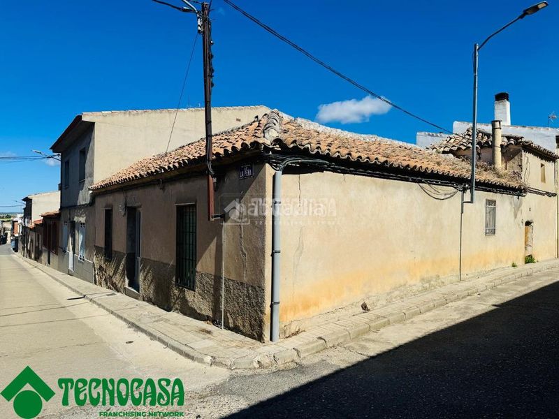 Foto b3e8fe6f-fa99-4a76-8ca1-dd350b1bf622. Casa aparellada a Urda