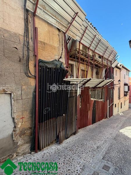 Foto e79d20b0-e347-4ac3-a971-fa82662066c5. Casa aparellada a Casco Histórico Toledo