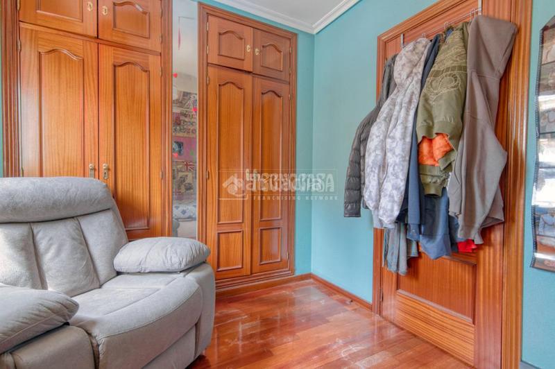 Foto 4043e833-4977-4f49-92d7-bb679044769c. Doppelhaus mit heizung parking pool in Girón Valladolid