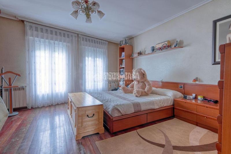 Foto 6fb8dc49-ef58-42f1-9b45-15a888d04487. Doppelhaus mit heizung parking pool in Girón Valladolid