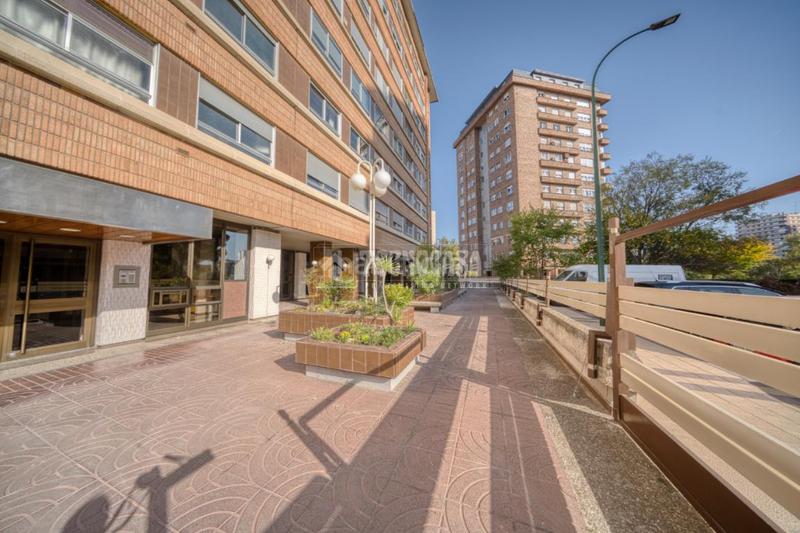 Foto e2d8f1fd-5d3f-4e9a-8f48-bb78a73c0083. Pis amb calefacció aparcament a Huerta del Rey Valladolid