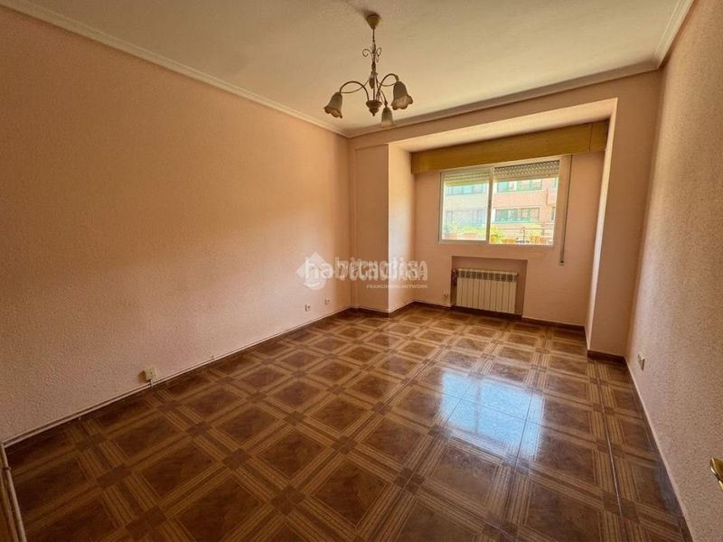 Foto 14a5f87b-ae68-43d6-8b1c-d8c37a28f21e. Piso  en venta en Fuente del Berro Madrid
