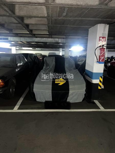 Foto 0ad7de84-3c5e-4516-b5e0-31bfc877f7ce. Parking voiture dans Salvador Madrid