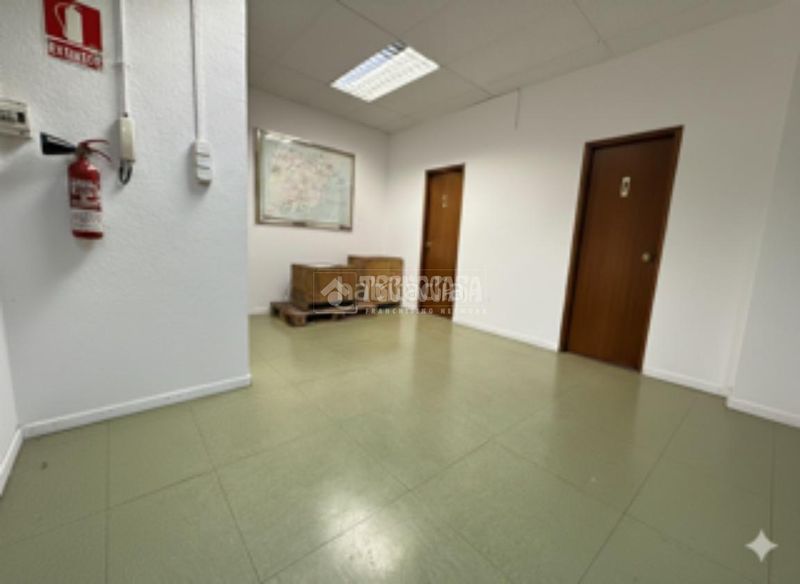 Foto e28c5350-6bd9-469e-8032-997049fa672e. Local comercial amb calefacció a Simancas Madrid