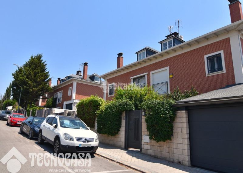Foto a1a7360c-4410-4834-9614-98dbcb7bf6e6. Casa aparellada a Sector B Boadilla del Monte