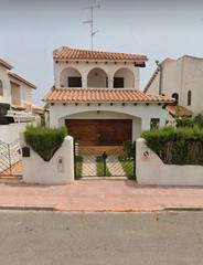 Chalet  Carrer dels pirineus. Espaciosa casa en venta en cunit