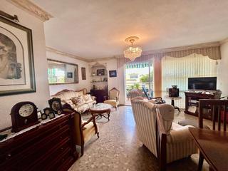 Flat in El Palo. Amplio piso con terraza y vistas al mar a 200 metros de la playa