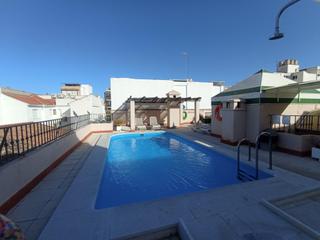 Pis a La Victoria. Piso en el barrio de la victoria con 2 habitaciones y piscina