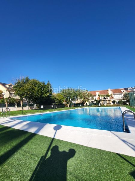 Foto f46b30c0-a3ff-40ff-9b19-d83851296781. Casa adossada amb aparcament piscina a Hispanidad - Vivar Téllez Vélez - Málaga