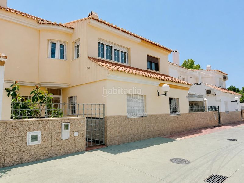 Foto f78b23ef-d2f5-4646-abee-2690d76f977a. Casa adossada amb aparcament piscina a Hispanidad - Vivar Téllez Vélez - Málaga