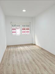Appartement à Parque Victoria Eugenia. Excelente oportunidad, estudio reformado con garaje zona materno