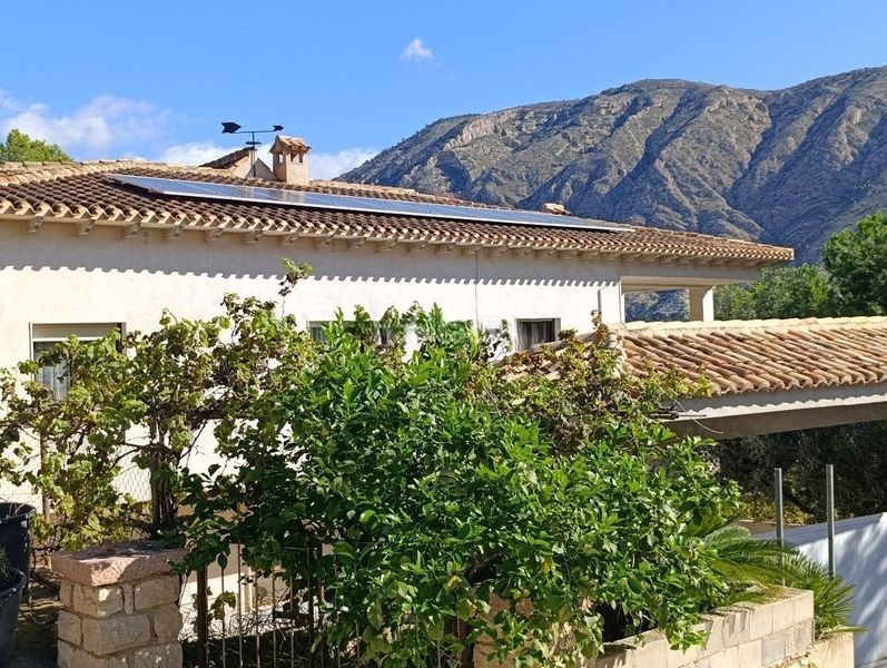 Foto 864ac601-77ae-4ab5-a4a2-287de5559eaf. Casa chalet independiente con terraza y parcela edificable en entorno tranquilo en Orxeta