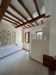 Etagenwohnung in Poble Nou-Montiboli. Planta baja con encanto, techos altos y detalles originales rest
