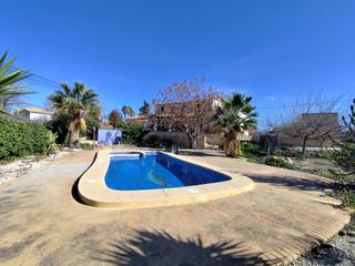 Casa  Alcocons. Casa de campo con terreno y  piscina