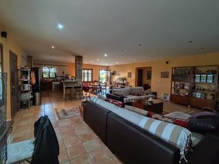 Casa  Alcocons. Maravillosa casa con terreno en villajoyosa un oasis de paz y na