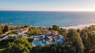 Haus  Avenida luis peralta. Fantástica villa de lujo frente al mar en la costa de mijas.