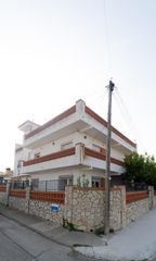 Haus  Carrer palafrugell. Edifici complet amb gran potencial a l’escala – 4 habitatges, te