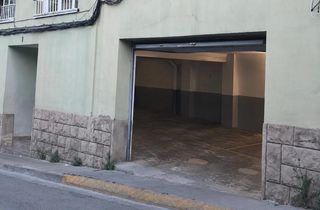 Aparcament cotxe  Carrer del pare salvador font. Plaça de pàrquing allargada i pràctica