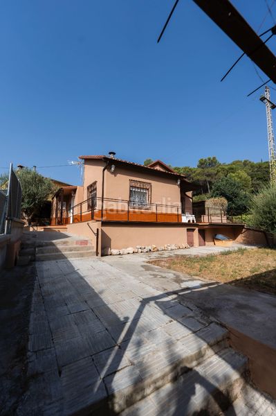 Foto 3d981cb9-8d41-4d35-a6ae-f605b9aa9f16. Casa amb aparcament piscina a Olesa de Montserrat