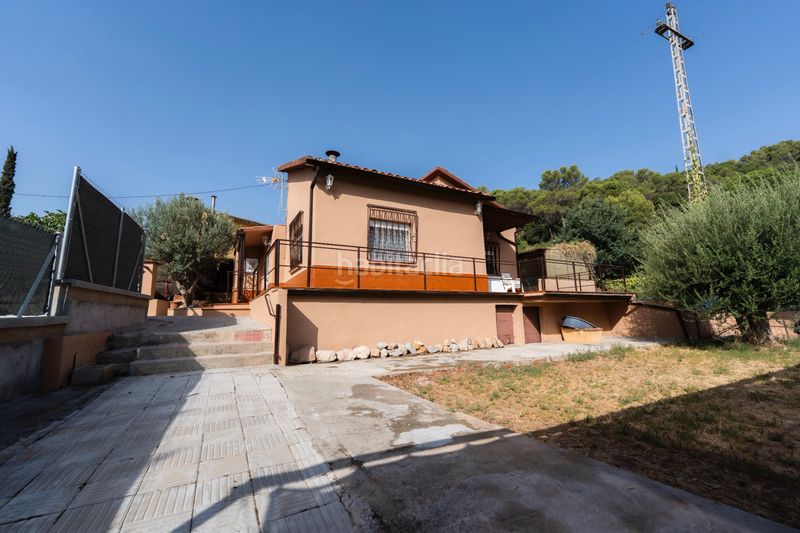 Foto d38b5338-db49-4524-82b1-489516a049bf. Casa amb aparcament piscina a Olesa de Montserrat