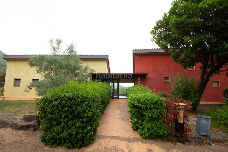 Foto a1d96f6d-6a80-4256-8515-c4da4d437859. Masia amb aparcament a Mieres