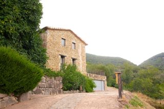 Mas à Mieres. Espectacular finca de 46 hectàrees amb masia reformada a mieres,
