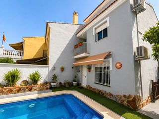 Casa adossada a Jardines de Alhaurín-Huerta Alta-Fuensanguínea. Espectacular chalet adosado de esquina con piscina privada en la