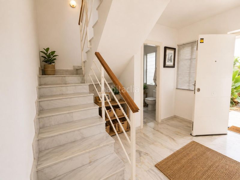 Foto f1357d95-25db-4d82-b4e5-54703e43f3ae. Casa adossada amb aparcament piscina a Guadalmar Málaga