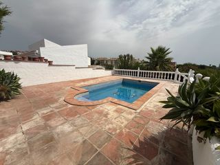 Xalet a El Castillo. Villa independiente con piscina privada en la duquesa!